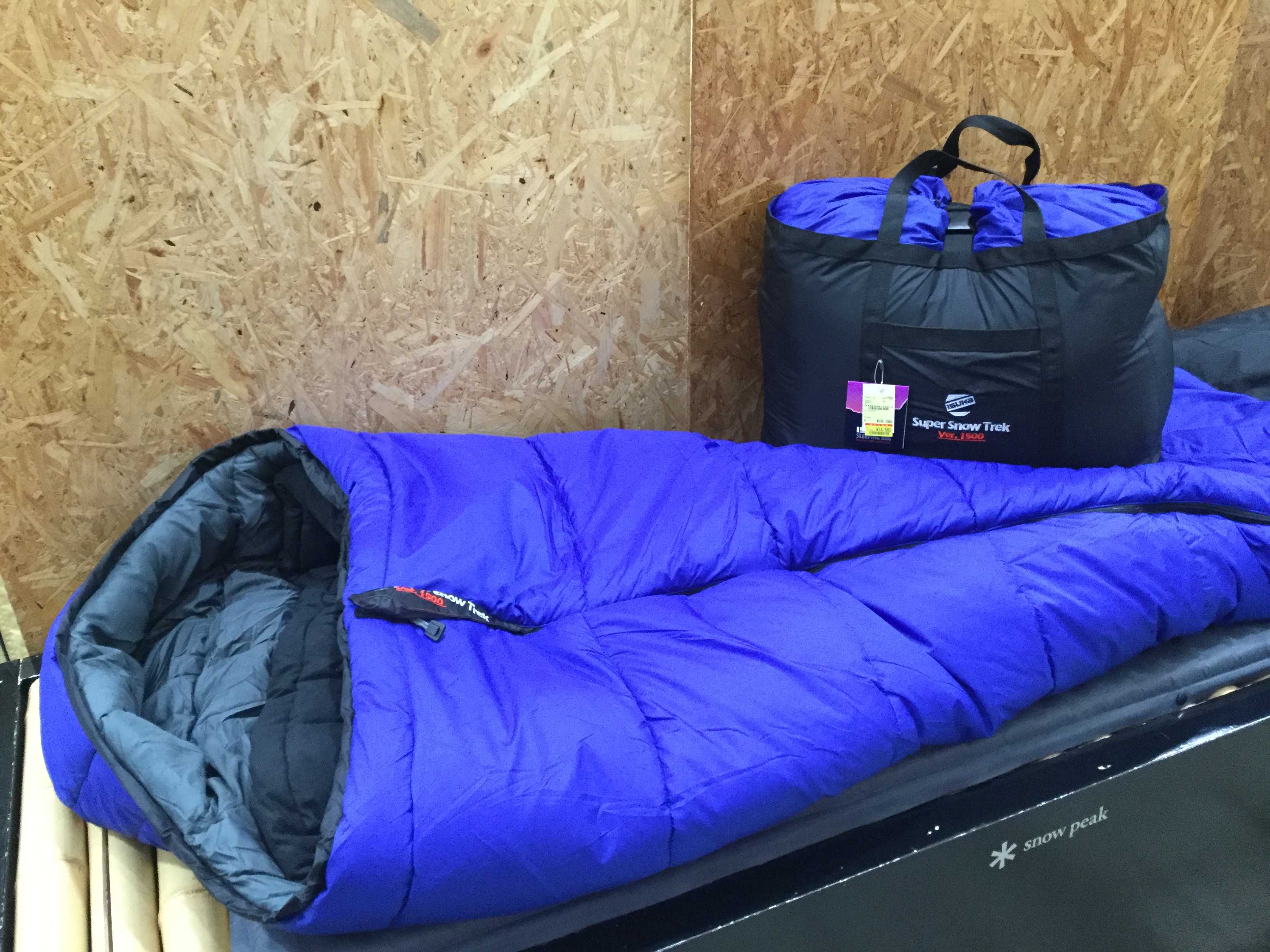 即納大人気 イスカ ISUKA 寝袋 シュラフ スーパースノートレック 1500 ロイヤルブルー マミー型 冬 キャンプ 登山 車中泊 アウトドア  123212 ISU123212：Retailer リテイラー